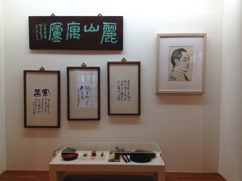 張光賓起居室書畫文物布置。2005年91歲所書「麗山寓廬」、1993年三件書法作品、1980年席德進為張光賓畫像、及其所用筆墨印。