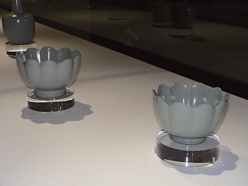 圖1 台北故宮2006～2007年「大觀─北宋汝瓷特展」展示狀況。右為大阪市立東洋陶磁美術館所藏高麗青瓷缽。