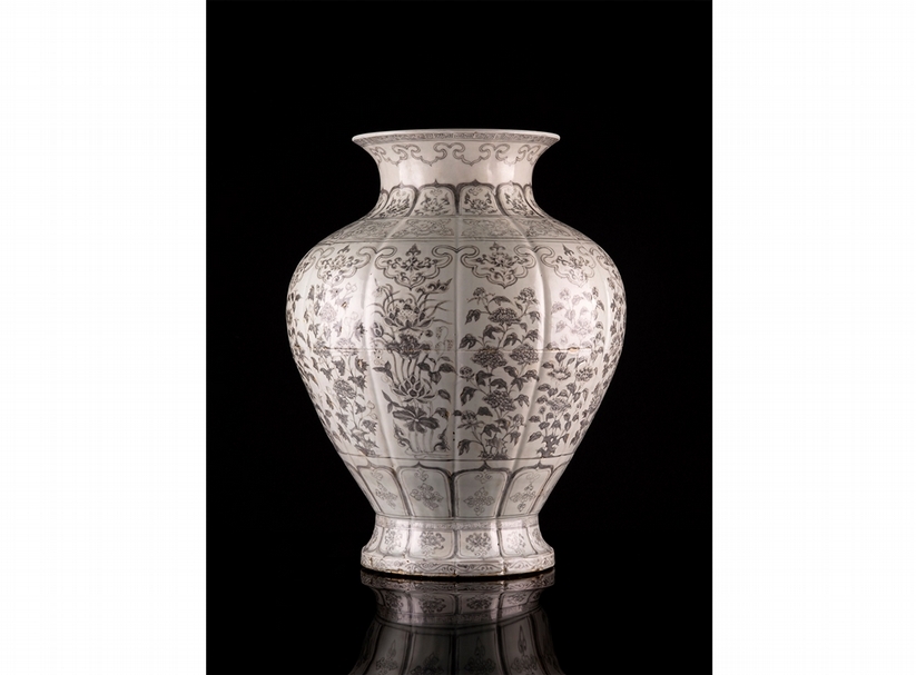 明洪武 釉裡紅四季花卉紋瓜棱石榴尊 H:51cm RMB 12,000,000-15,000,000