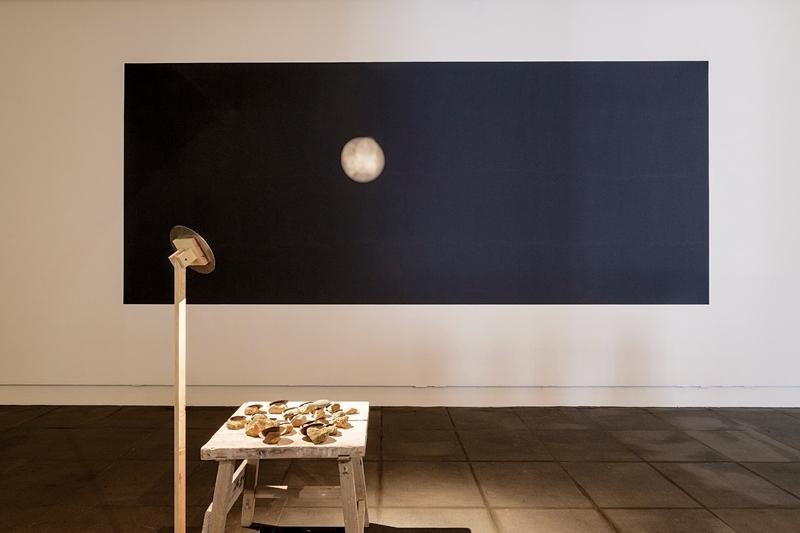 安奎哲Ahn Kyu-Chul│捉月How to Draw the Moon 不鏽鋼、桌子、石頭 尺寸依場地而定 2015 圖│關渡美術館