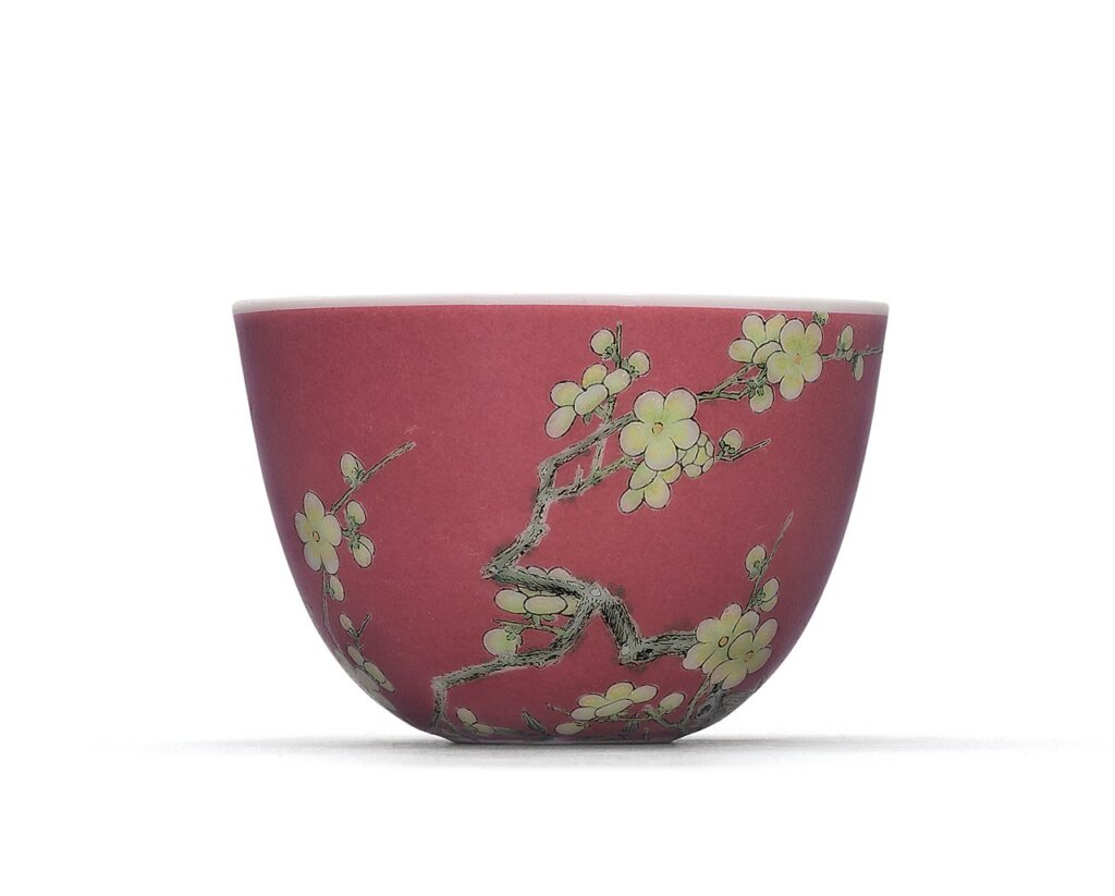 清雍正〈琺瑯彩胭脂紅地梅竹紋小盃〉，估價4000萬～6000萬港元。