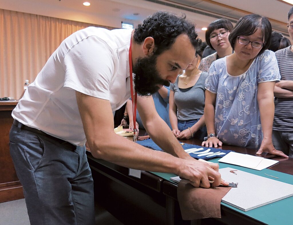 Frank Trujillo示範皮革修邊技術。