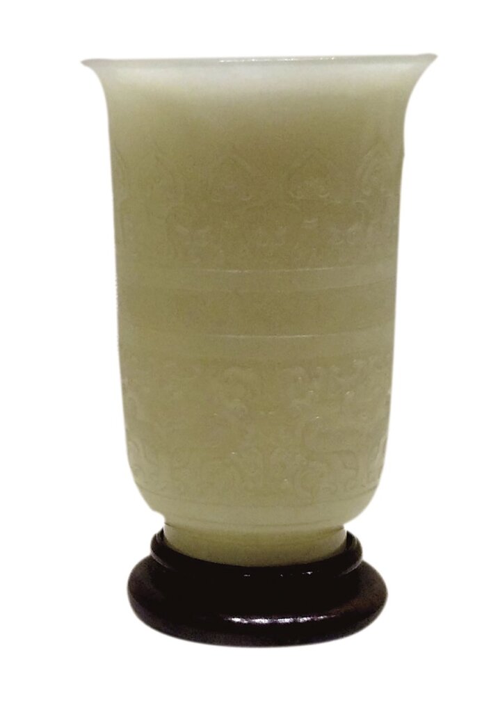 清〈乾隆款黃玉浮雕獸面紋撇口杯〉。