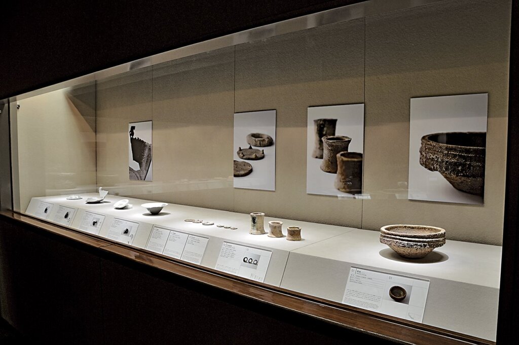 大阪市立東洋陶磁美術館國際交流特展「北宋汝窯青瓷─考古發掘成果展」展示狀況。