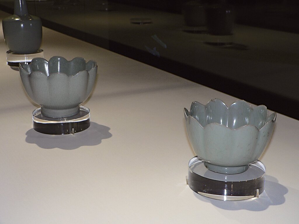 台北故宮2006～2007年「大觀─北宋汝瓷特展」展示狀況。右為大阪市立東洋陶磁美術館所藏高麗青瓷缽。