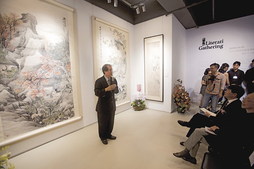 石允文教授於「雅集」展覽開幕致詞，暢談其收藏理念。攝影╱陳弘岱。