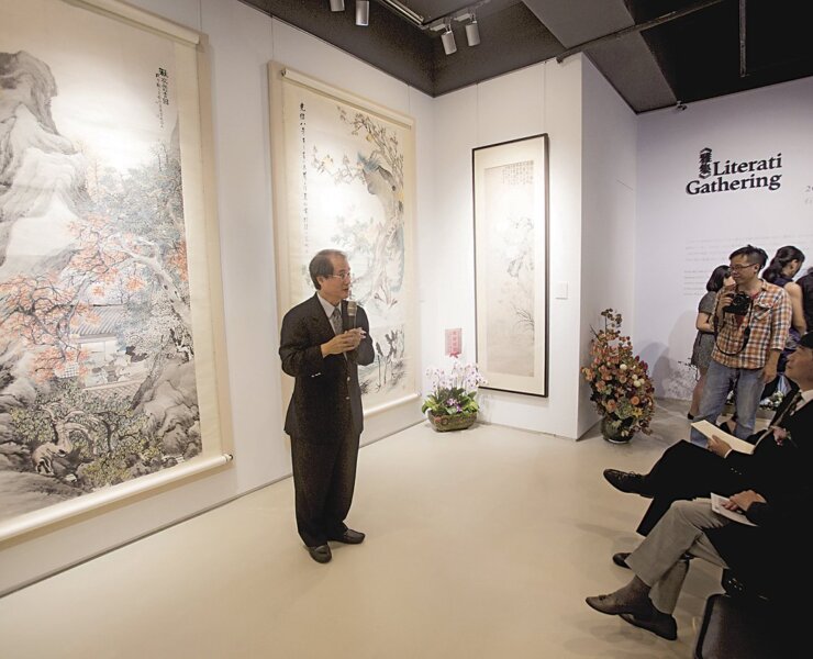 石允文教授於「雅集」展覽開幕致詞，暢談其收藏理念。攝影╱陳弘岱。