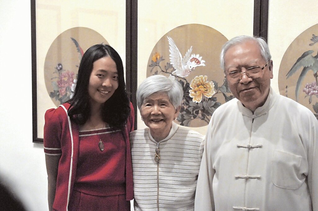 2010年歐豪年親臨國立歷史博物館「季康百年紀念展」。圖為季康孫女季瑞麟、季康夫人林若璣（中）及歐豪年（右一）。