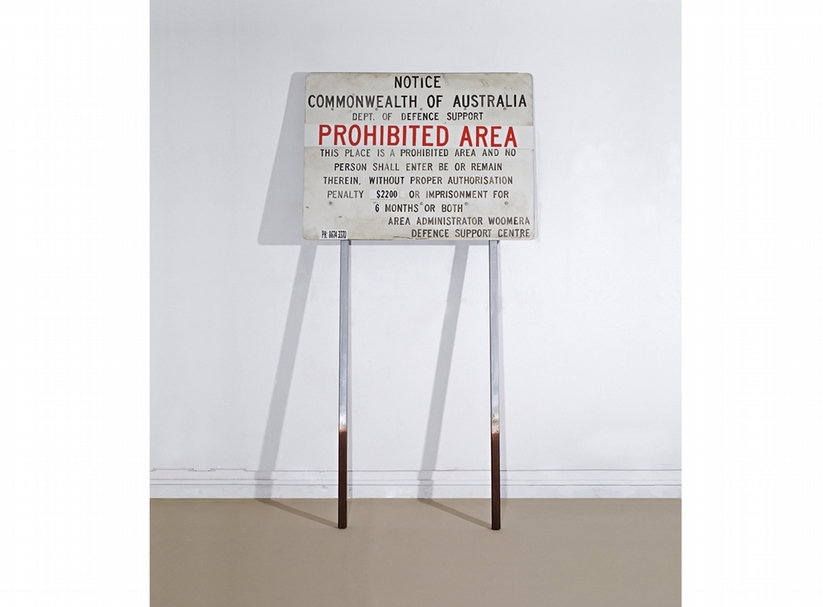 諾頓Adam Norton│禁區Prohibited Area acrylic on board, wooden poles and bolts 240x122x7cm 2010 Courtesy of the artist and Gallerysmith, Melbourne © the artist 圖│Burrinja Cultural Centre