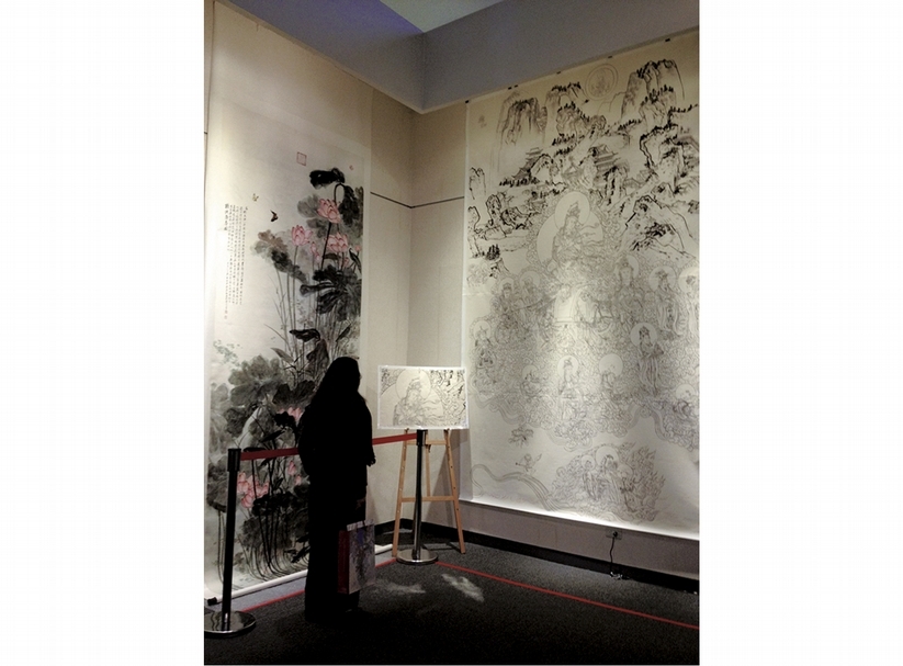 孫家勤2010年作〈野池荷香〉,357×143公分,與張大千、孫家勤〈榆林窟第五窟西夏普賢菩薩赴法會像〉,350×225公分相輝映。攝影︱藍玉琦