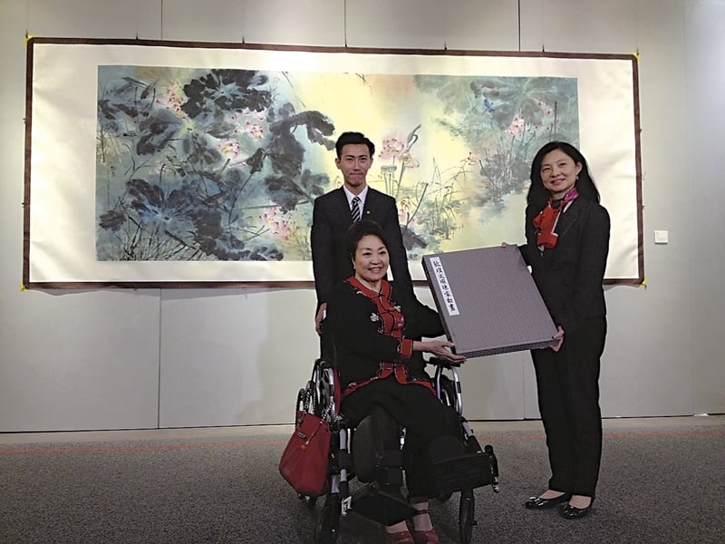 孫家勤夫人趙榮耐捐贈孫家勤〈敦煌火圖〉等作,文化大學董事張海燕(右)代表受贈。後為孫家勤2010年作〈荷香〉,143×364公分。攝影︱藍玉琦