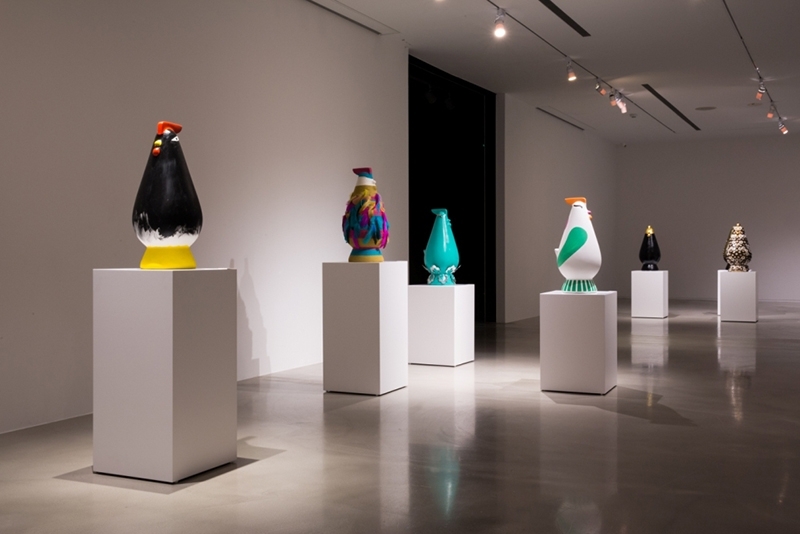 「感動雞」藝術家彩繪助學特展展場一隅