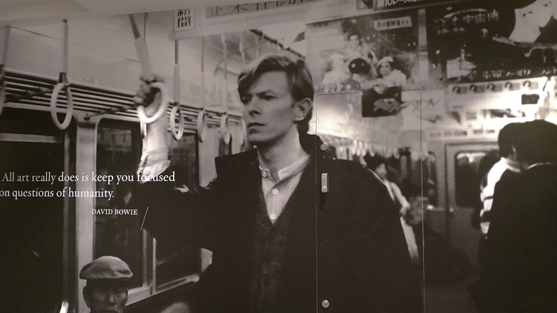 預展現場中David Bowie的海報。