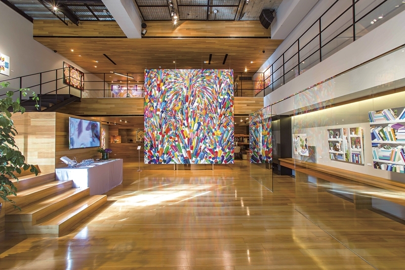僑福芳草地畫廊「瞬間與永恆：洪京澤個展」現場，中央即為《Pen 2》。圖／僑福芳草地畫廊
