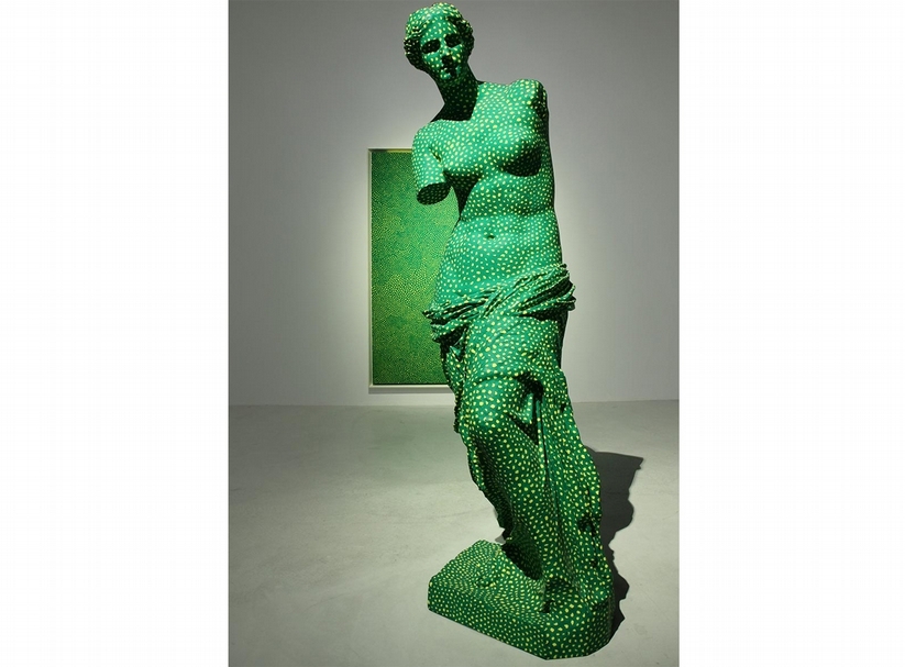 草間彌生Yayoi Kusama,《Statue of Venus Obliterated by Infinity Nets》,壓克力、玻璃纖維、畫布Acrylic on fiberglass and canvas,227x145.5cm,1998