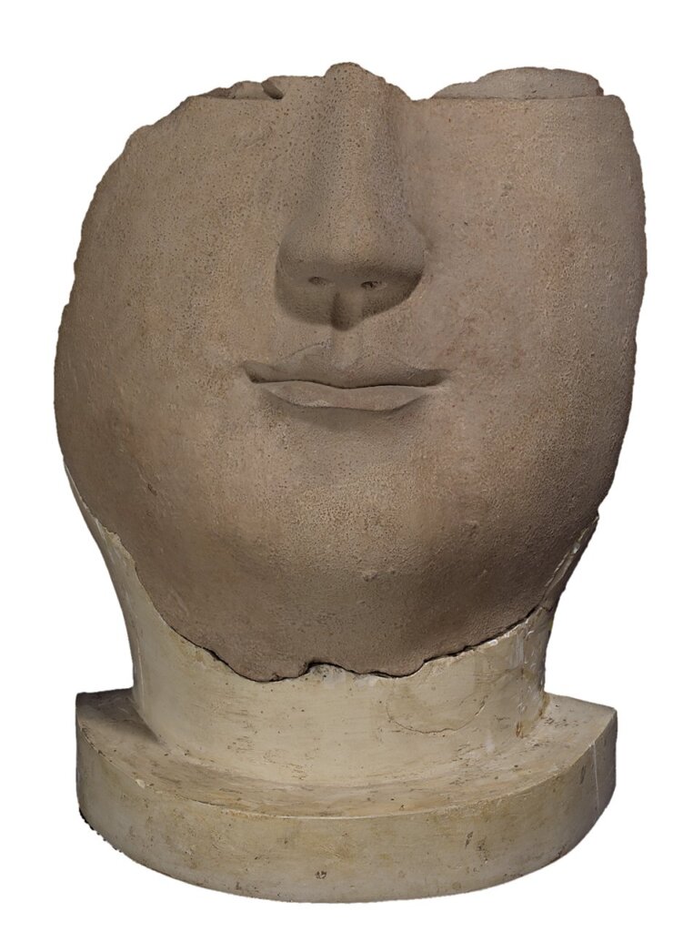 北魏熙平元年（516）前後〈佛面〉，河南洛陽龍興寺遺址出土，洛陽博物館藏。