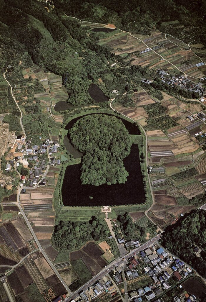 日本奈良天理市行燈山古墳，屬古墳時代前期古墳，全長達242公分。圖╱本刊資料室。