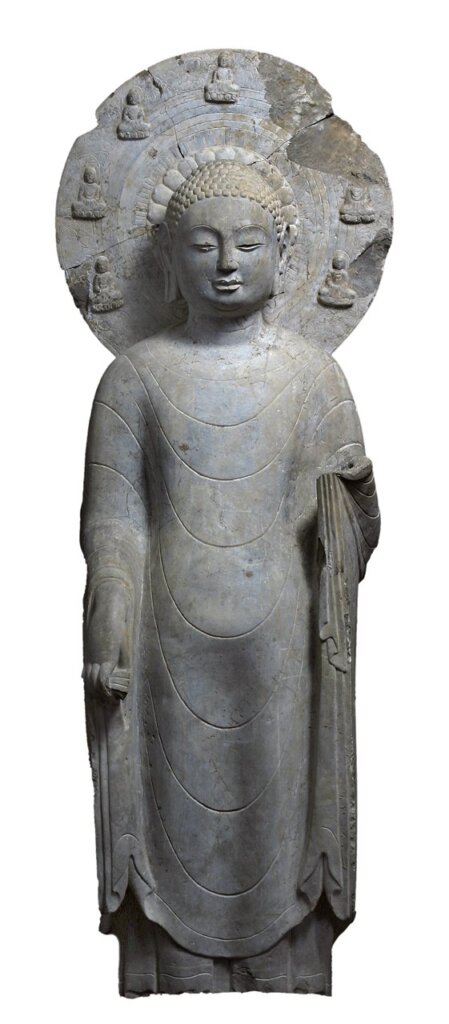 北齊〈彩繪石雕佛立像〉，山東青州龍興寺出土，青州博物館藏。
