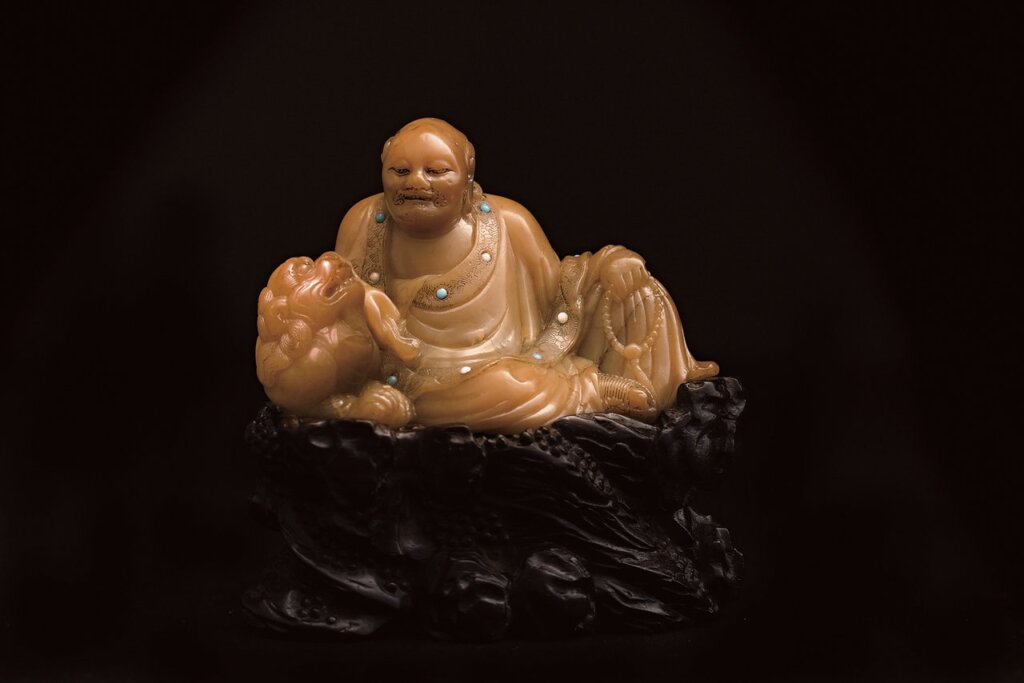 清初〈楊玉璇製壽山石臥獅羅漢像〉，長3.8公分，寬6.5公分，高4.3公分，重81公克。