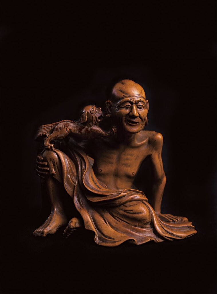 清前至中期〈杜士元製黃楊采耳羅漢〉，長4.5公分，寬5.5公分，高5公分，重21公克。