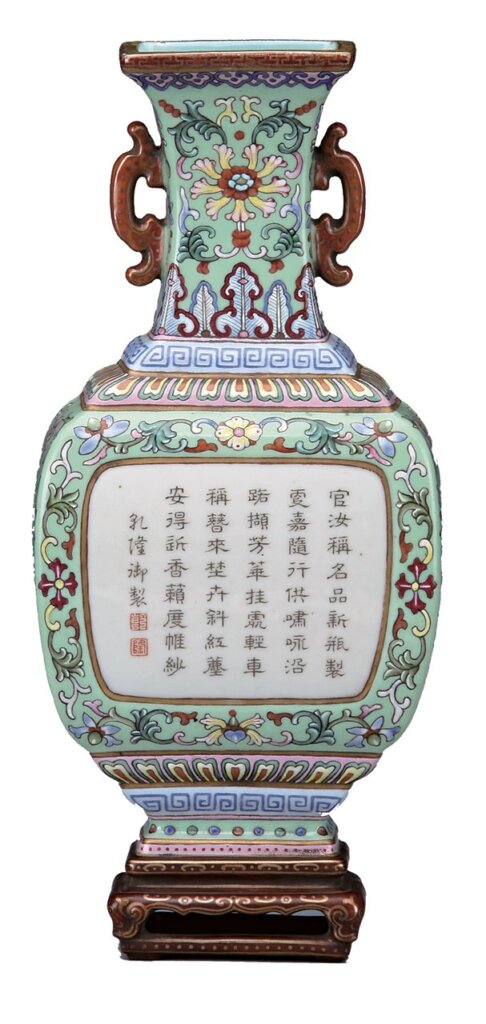 清〈乾隆款粉彩開光御製詩壁瓶〉。