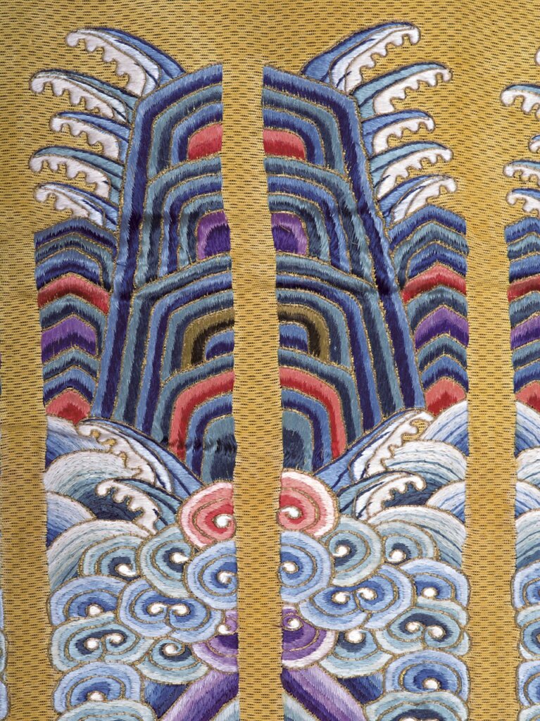 袍料附件：海水江崖紋繡片，瀋陽故宮博物院藏。