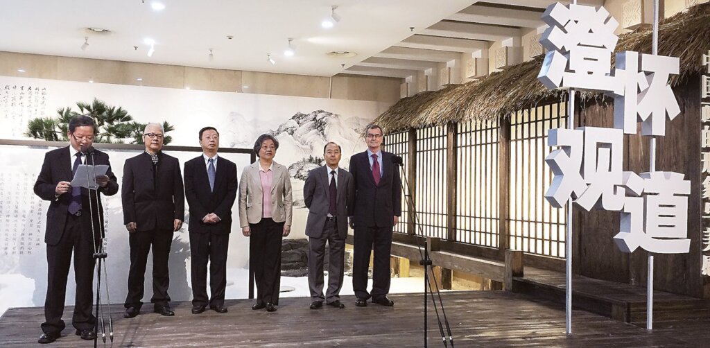 左起重慶中國三峽博物館副館長張榮祥、重慶市人民政府台灣事務辦公室巡視員謝陳孟、重慶市文物局局長幸軍、鴻禧美術館副館長廖桂英、重慶中國三峽博物館館長程武彥、鴻禧美術館館長 James Spencer史彬士於「澄懷觀道」合影。攝影／楊敦堯。