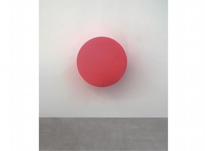 王欣《Pink Pong Ball》．金屬球形．直徑115cm．2017。圖／德薩畫廊