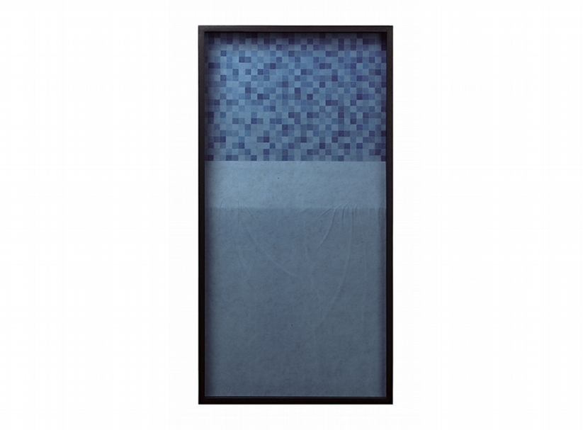 杭春暉《日常—深藍馬賽克和淺藍桌布》．紙本繪畫、木刻浮雕．94×45 cm．2016。圖｜大象藝術