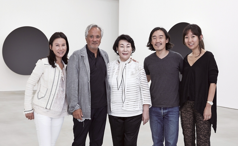 由左至右：李賢淑大女兒Tina Kim，藝術家卡普爾（Anish Kapoor），李賢淑，李賢淑兒子Charles Kim，二女兒Suzie Kim合影。（攝影／Keith Park‧圖片提供／Kukje Gallery）