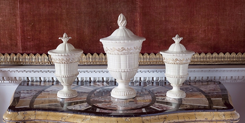 圖7 約1767～1769年，斯塔福德郡韋奇伍德（Wedgwood）工廠生產〈三件式帶蓋象牙白瓷瓶〉，來自德文郡索爾全姆莊園（Saltram，Devon）。©National Trust。攝影╱Robert Morris。
