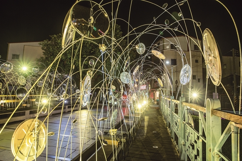 陳冠宏、陳建志《春花鏡月》展出現場。（都市藝術工作室提供）