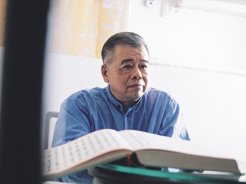 謝春德透過「無聲」系列五個影像裝置，敘述四個失智症患者家庭故事，使觀眾了解阿茲海默症的病徵，圖為《無聲之四，謝義錩》影像作品。（台北當代藝術館提供）