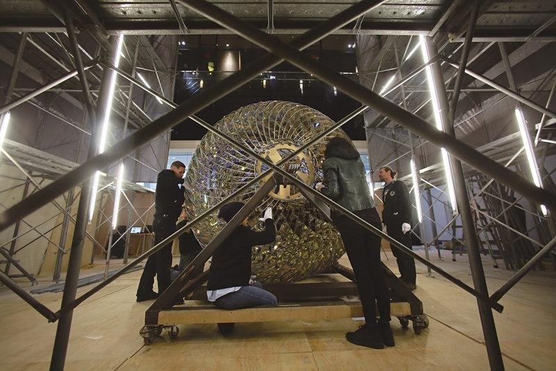 埃利亞松《Enlightenment Sphere》.不鏽鋼、鋁、鍍金、彩色玻璃、燈泡.直徑276 cm.2015。《Enlightenment Sphere》由安裝設置到最後完美成形。圖|中國信託