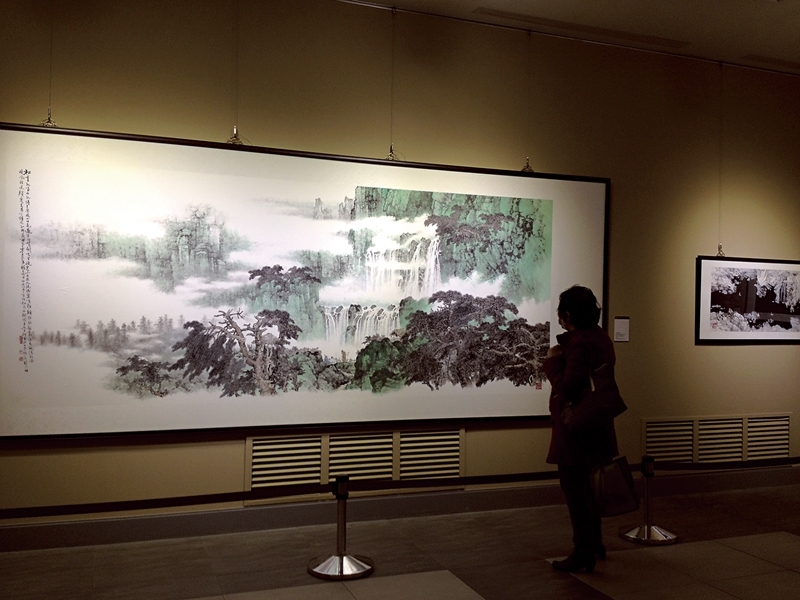 胡念祖2016年作〈松泉幽緻〉，362×143公分，尺幅巨大，筆墨精到，毫無頹唐之筆。右為2016年作〈寒川冰礫〉，116×51公分。攝影︱藍玉琦