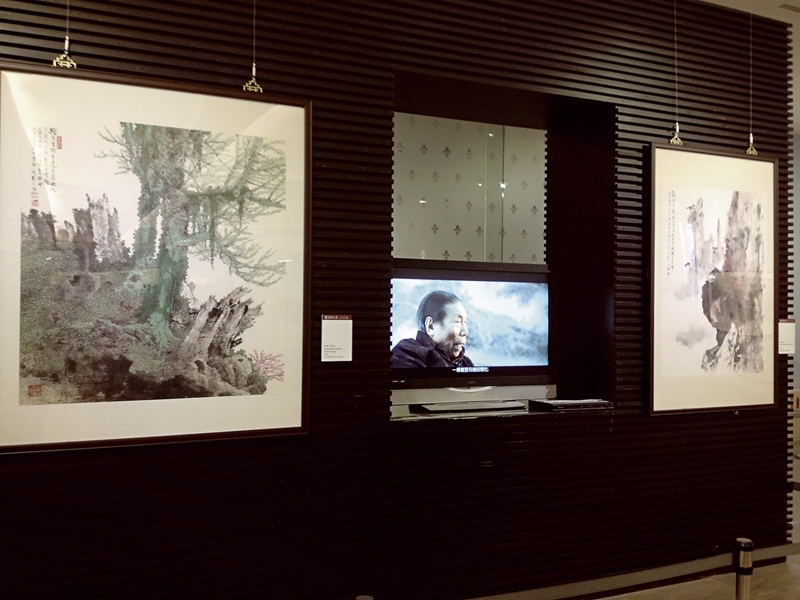 胡念祖2016年作〈老轉少無期〉，93×100公分，與2006年作〈筆墨遣興〉，73×96公分。二畫相距十年，見畫家求新求變，創作不輟之旺盛能量。攝影︱藍玉琦