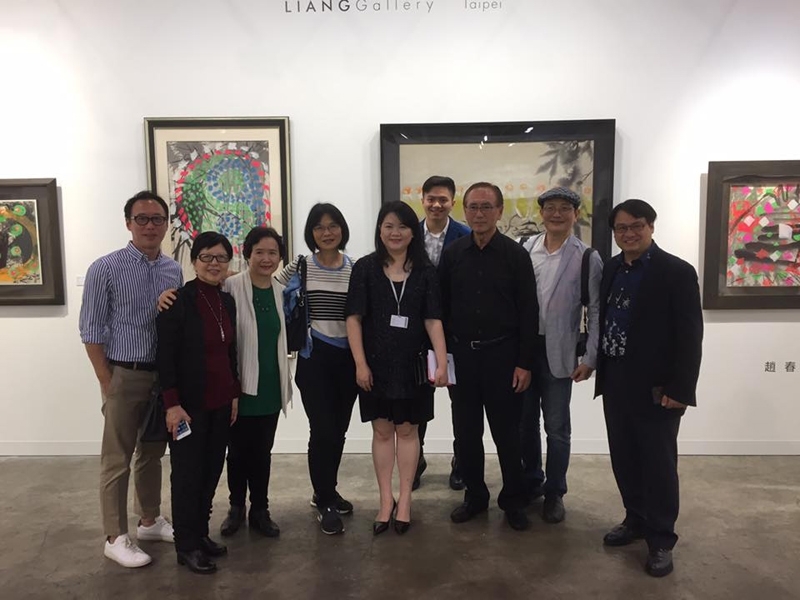 多位台灣藏家與藝術圈友人，於尊彩藝術中心合影。（攝影／陳芳玲）