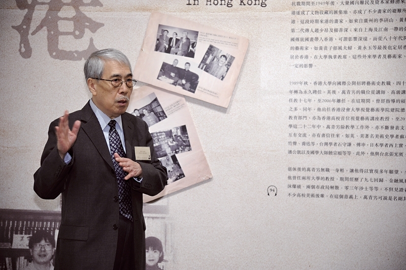 2013年底，萬青屴參加香港藝術館舉辦的「存念─萬青屴珍藏師友餽贈書畫印」展覽開幕典禮。圖╱香港藝術館。