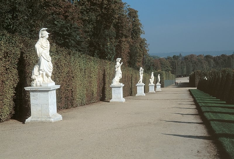 凡爾賽（法國），凡爾賽宮（勒沃﹝L. Le Vau﹞於1661 年開始建造，1678 年由哈杜安– 孟薩爾﹝J. Hardouin-Mansart﹞接手），園內雕像一景 © akg ／蒙海姆圖像檔案庫（Bildarchiv Monheim），圖片來源：達志影像