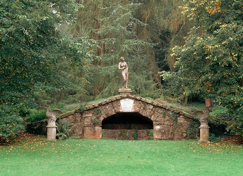 肯特（1685 ∼1748 年）設計的羅珊姆花園，約1738 年，羅珊姆，牛津郡，英格蘭，花園一隅的橋景，攝影：歐皮茲（Barbara Opitz） © akg ／蒙海姆圖像檔案庫，圖片來源：達志影像
