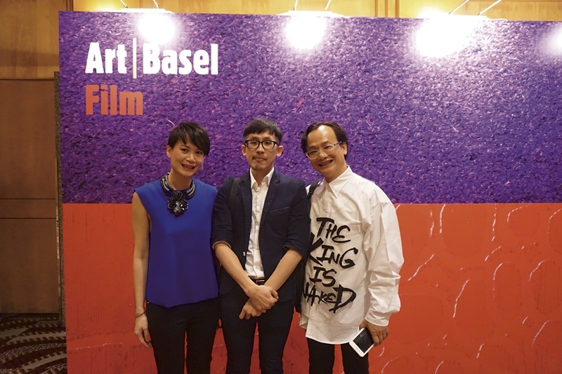 香港巴塞爾藝術展亞洲總監黃雅君（Adeline Ooi）、《一個人的收藏》導演徐浩軒、出品人暨監製姚謙（由左至右），於香港巴塞爾藝術展電影首映合影。（攝影／林亞偉）