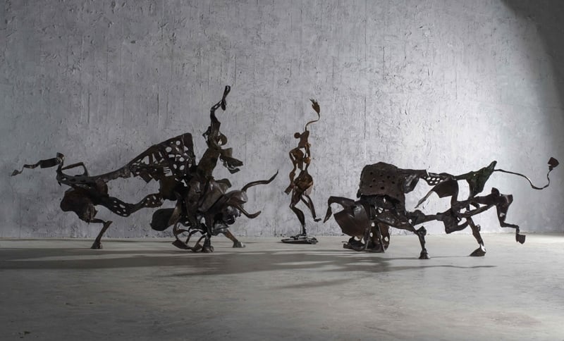 李光裕 機智的鬥牛士（左）格蘭納達（中）紅色情挑（右） 258x115x130cm,43x44x157cm, 213x135x88cm 銅 2016（采泥藝術提供）