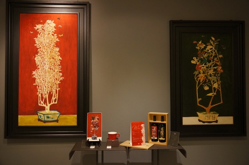 高仿版畫《菊》與《萬物靜觀皆自得》,以及衍伸的長盤、馬克杯與對酒。(攝影/陳芳玲)