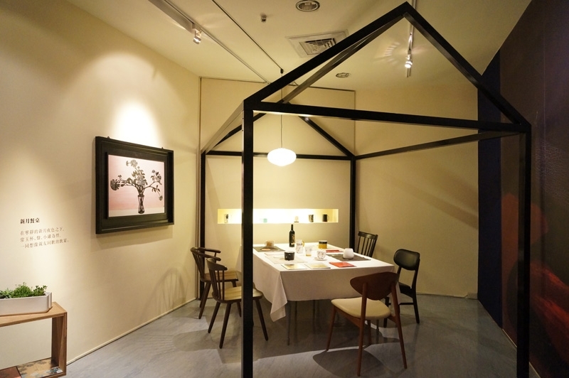 高仿版畫《瓶菊》以及與瓷林合作的馬克杯組,企圖營造令人想像親友同歡的飲宴。(攝影/陳芳玲)