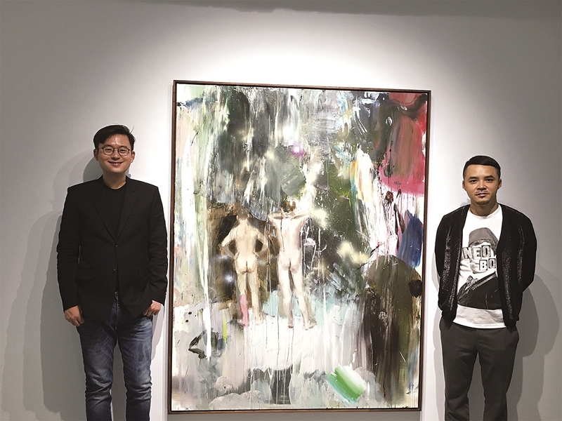 谷公館負責人谷宇（左）與藝術家韋嘉合影。中間作品：《沉醉》．丙烯、畫布．180×140 cm．2016。（攝影／林亞偉）