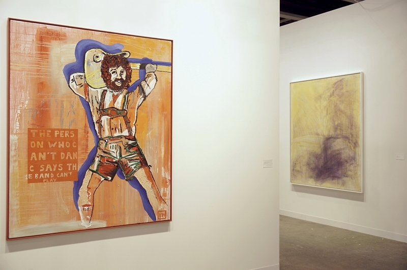 卓納畫廊展區。左為馬丁．基彭貝爾格（Martin Kippenberger）《The person who can''t dance says the band can''t play》。（攝影／陳芳玲）