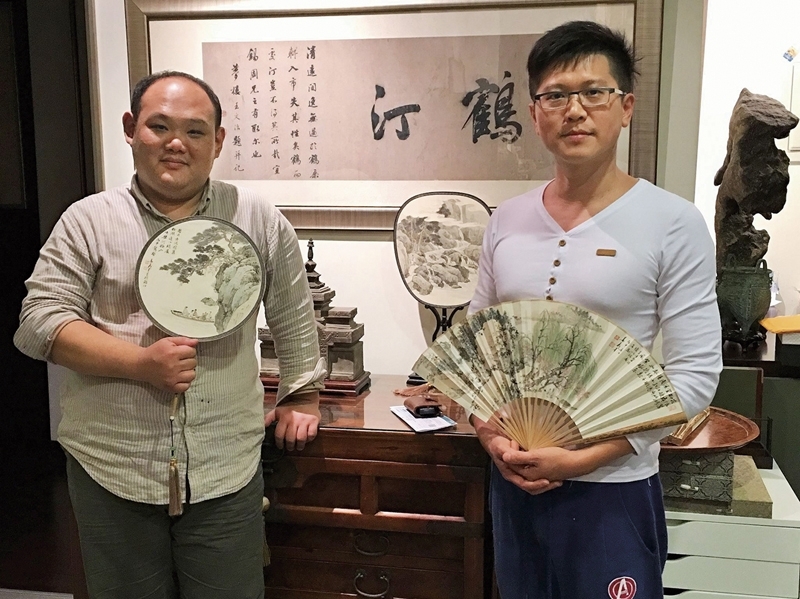 姜義才（右）、林子夷筆墨同樂，藝海同遊。圖／姜義才。