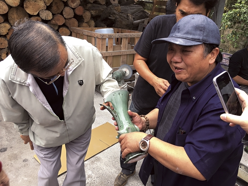 窯主何志隆老師(右)。