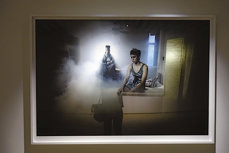 蘇匯宇《使蒂諾斯家庭實境秀：午夜時段#3》．數位輸出．100×150 cm．2010。（游如伶攝影）