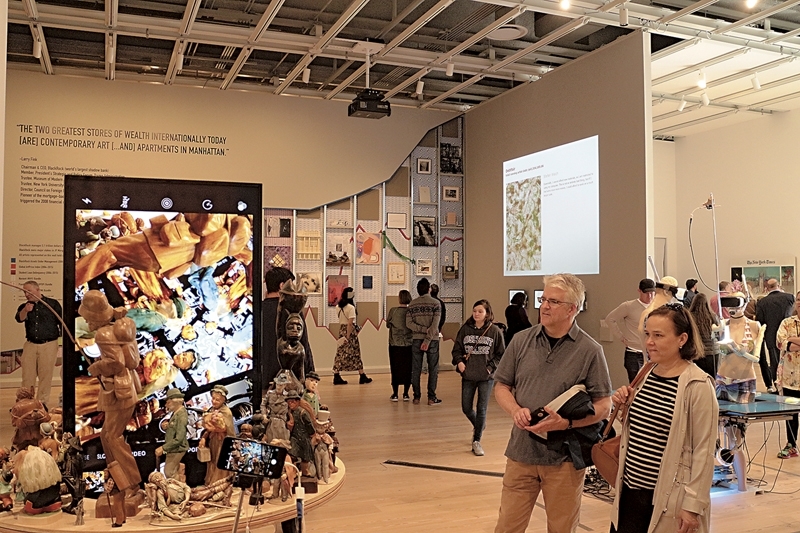 後方展牆為「佔領博物館」作品。前為約翰．凱斯勒《出埃及記》。攝影｜曾馨霈